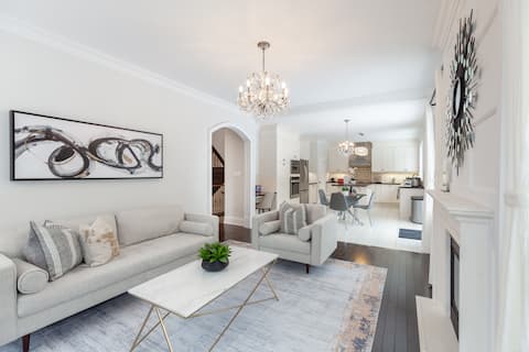Luxury 5 Bedroom Home, free parking, private gym