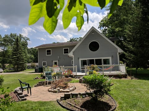 Beautiful Detroit Airport Home!