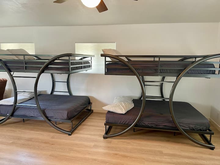 Lôžka v podkrovnej izbe…dve menšie manželské postele nad manželskými posteľami.