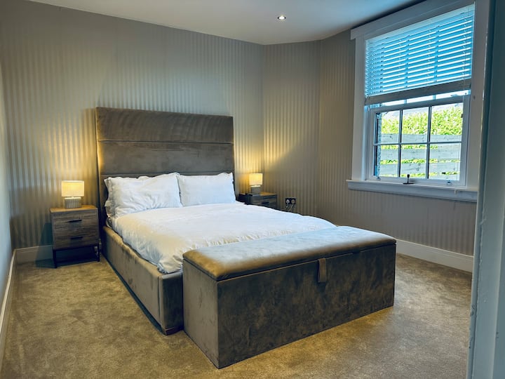 חדר השינה 4 ממוקם בקומת הקרקע, בסמוך לחדר הרחצה הראשי, ומשפר את הנגישות הכוללת של Red Roofs. הוא כולל מיטת קינג סייז מפנקת ותאורה אלגנטית בשכבות (שניתן לעמעם) כדי ליצור את האווירה המושלמת.