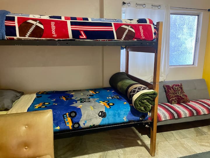 חדר שינה עם 4 מיטות יחיד. החדר הזה נמצא בקומה הראשונה. 