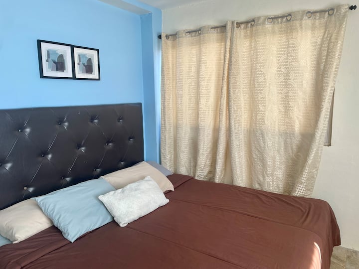 חדר הממוקם בקומה הראשונה עם מיטת קווין סייז ונוף לים.