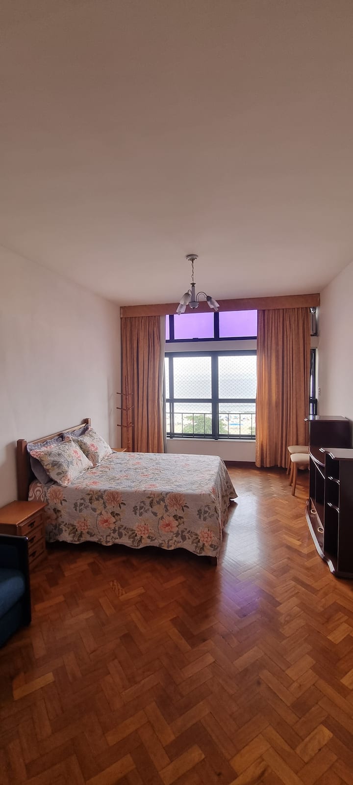 Suite con vistas al mar, cama doble, cama individual y aire acondicionado.