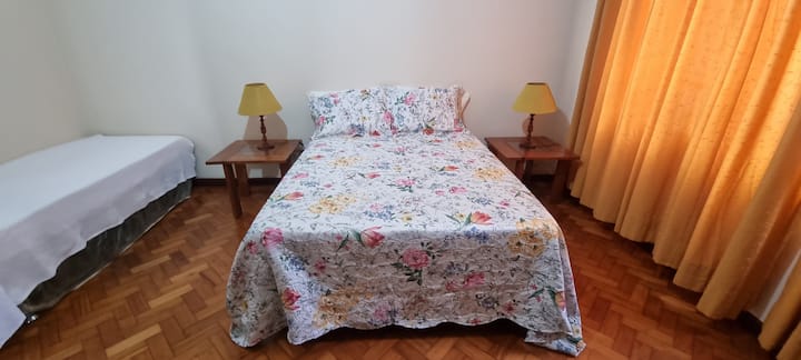 Habitación grande y espaciosa con mucha luz, ventilador de techo. 
Tiene una cama doble y una cama nido (dos individuales).