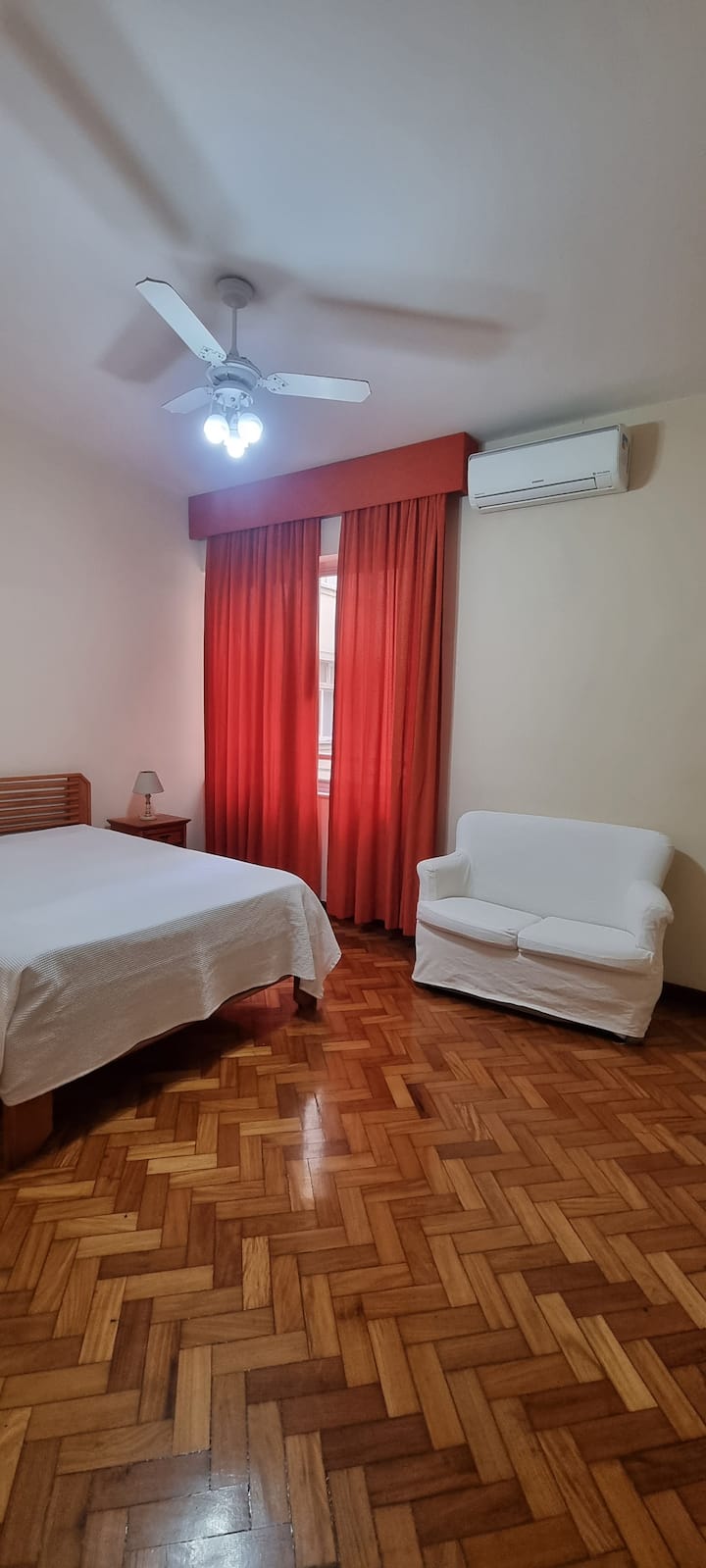 Amplio dormitorio con cama doble, mucha luz, armario grande con perchas y estantes, con aire acondicionado y ventilador de techo.