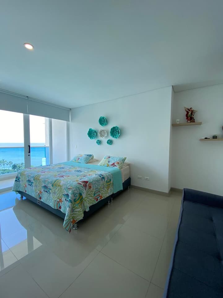 ✨Habitación con un ventanal que ofrece vistas panorámicas y llena de luz natural.✨