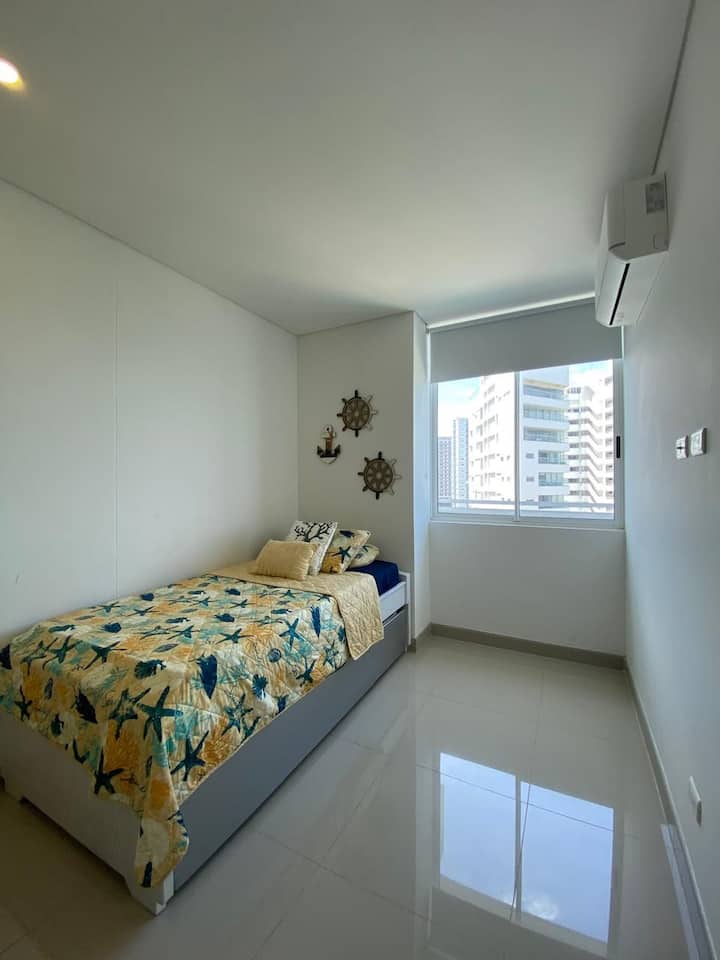 ✨Habitación con una cama cómoda y aire acondicionado, perfecta para un descanso relajante.✨