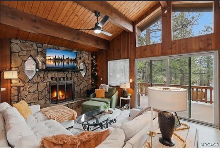Lux King Bed, Hot Tub, Walk To National Forest - Big Bear, CA
