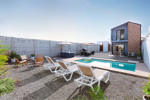 Tiny House with Private Pool, Jacuzzi and Starlink