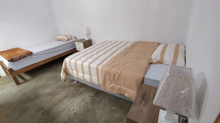 HABITACION NRO 1 PRINCIPAL
ผ้าปูที่นอนรวมผ้าปูที่นอน 
เตียงควีนไซส์ 1 หลัง 
1 เตียงครึ่ง