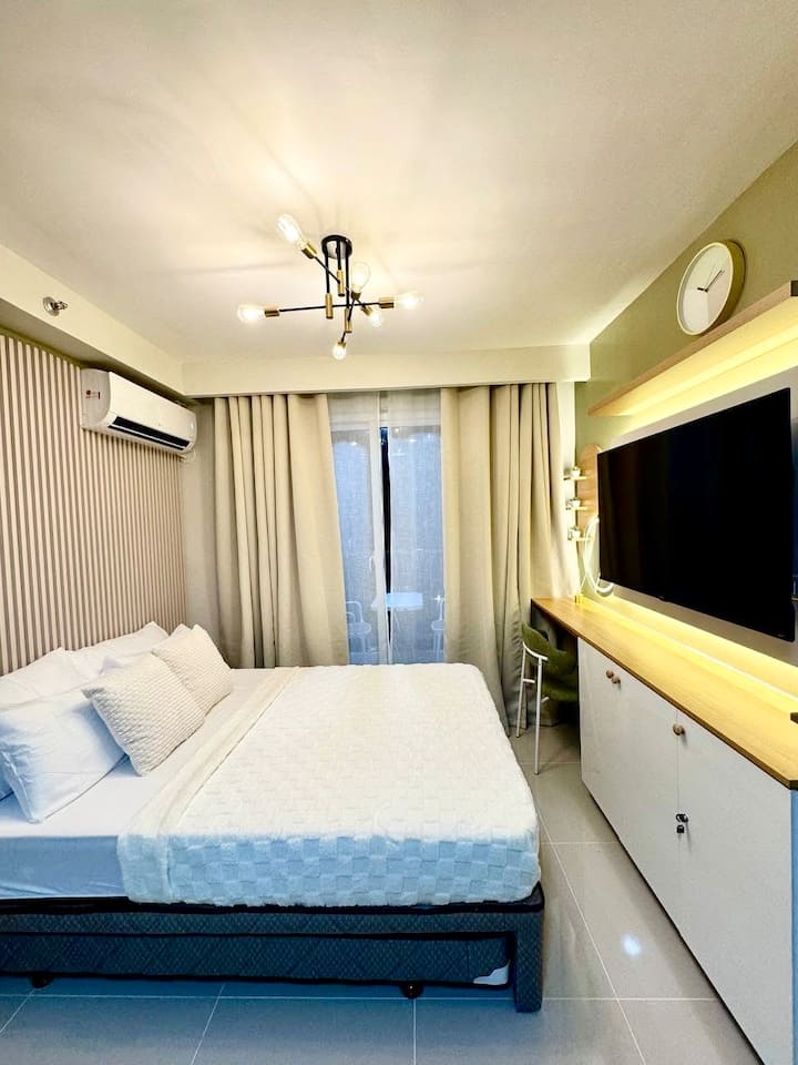 Relax and unwind— Cozy double-sized bed for a peaceful and restful night’s sleep.