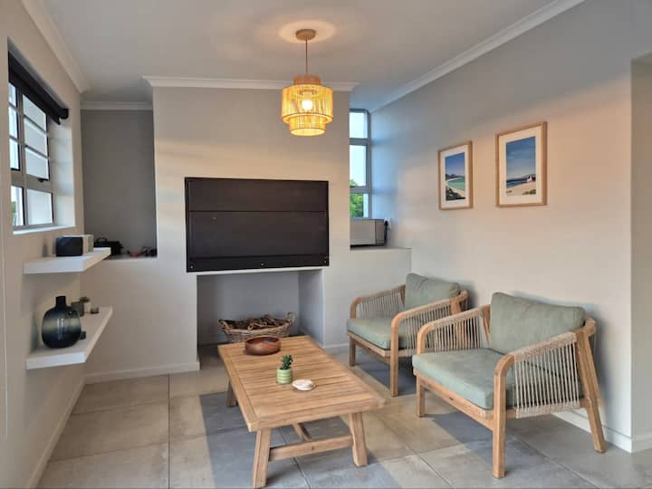 Surf House Langebaan | Pool, Hot Tub & Beach Views - 랑게반