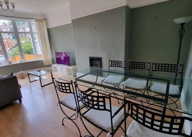 Spacious 4BD with great links to Manchester centre gallery image 3