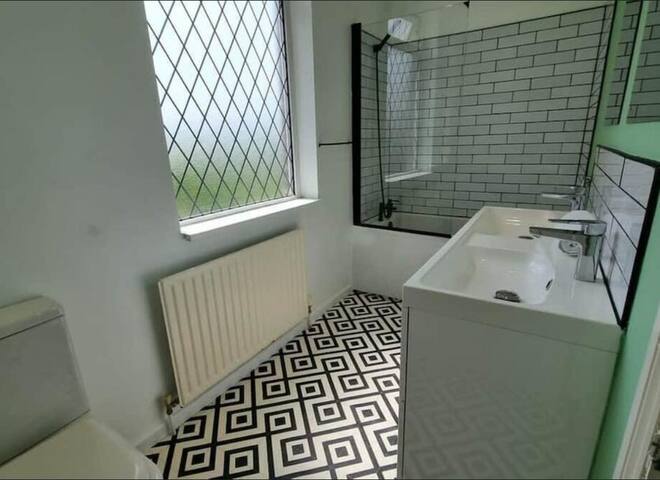 Spacious 4BD with great links to Manchester centre gallery image 2