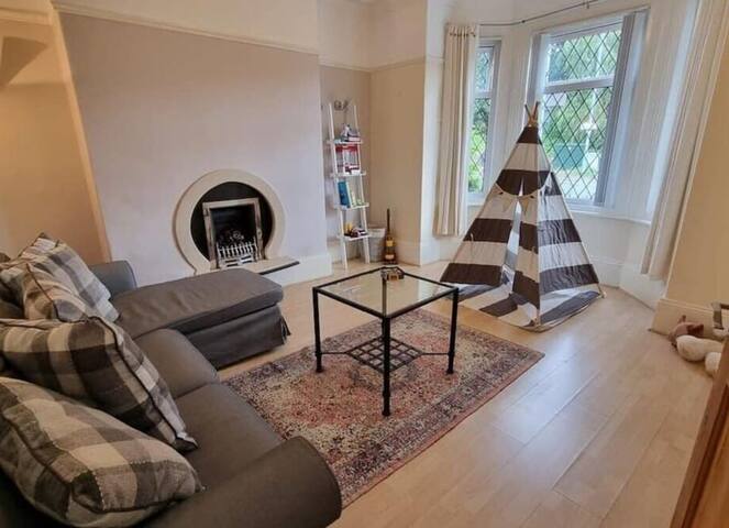Spacious 4BD with great links to Manchester centre