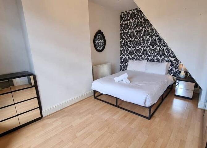 Spacious 4BD with great links to Manchester centre gallery image 5