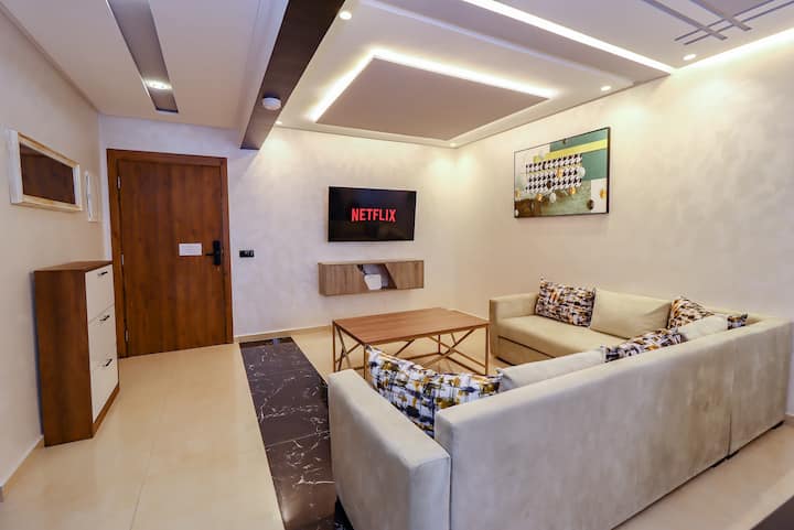 Gran salón con comedor y cocina abierta