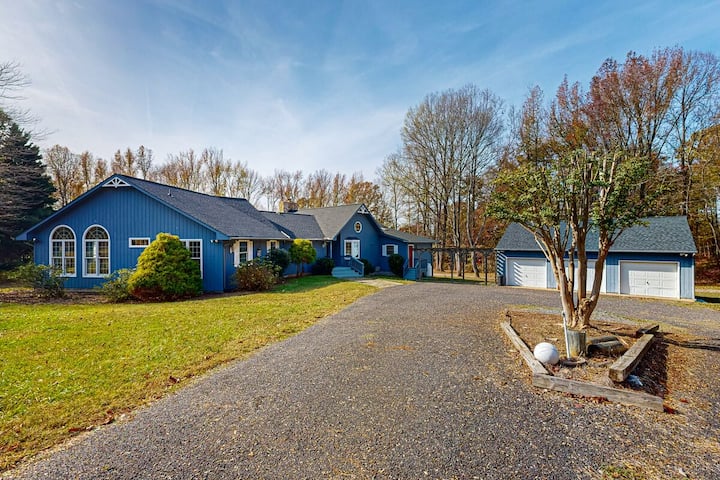 Spacious House With Water View, Kayaks, Foosball - Lake Anna, VA