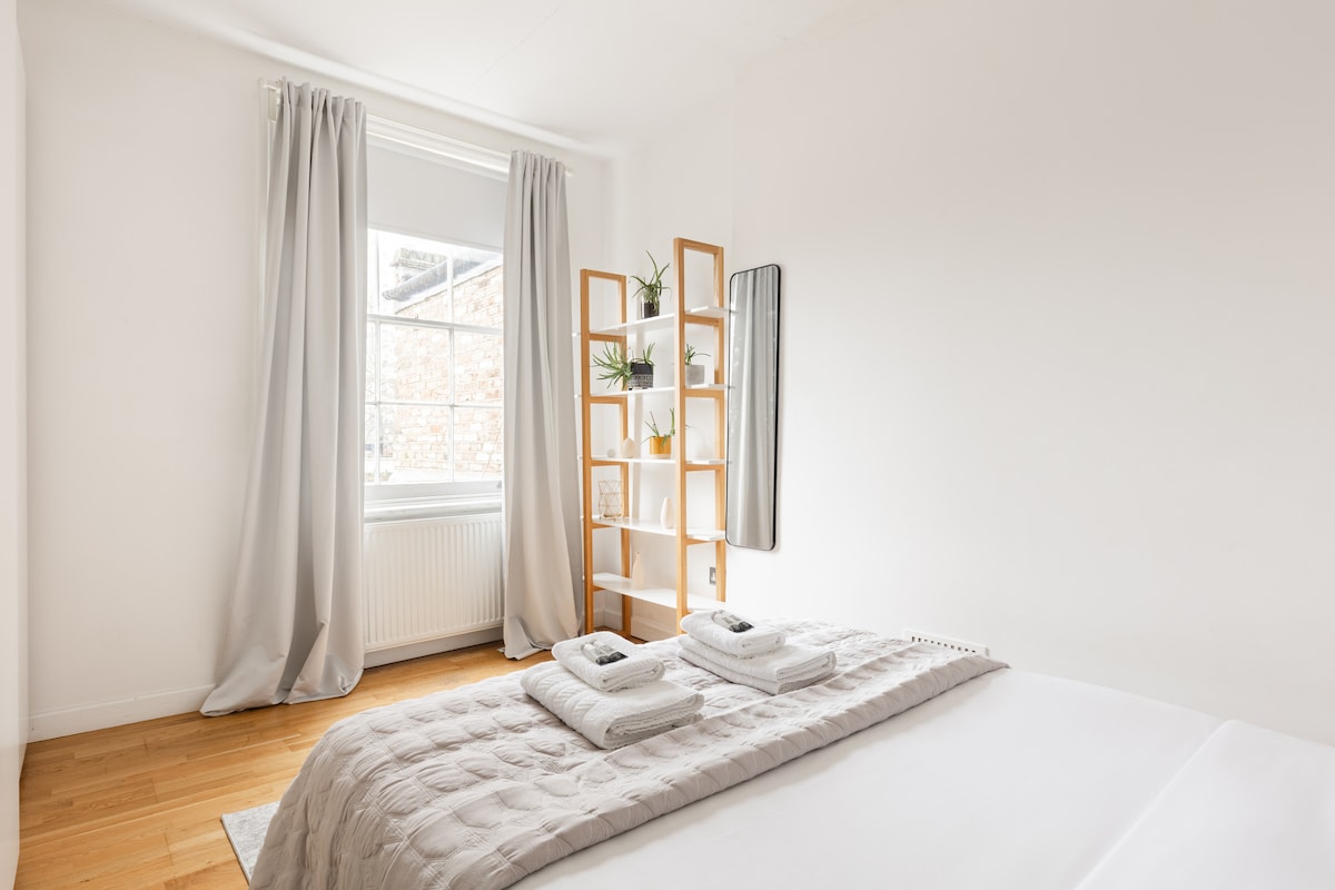 卧室：一个宁静的度假胜地，配有一张舒适的双人床、柔软的床上用品和充足的存储空间。 精心装饰，让您安然入睡。
