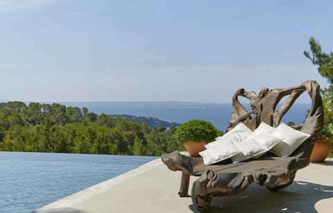 Unique property with panoramic sea views