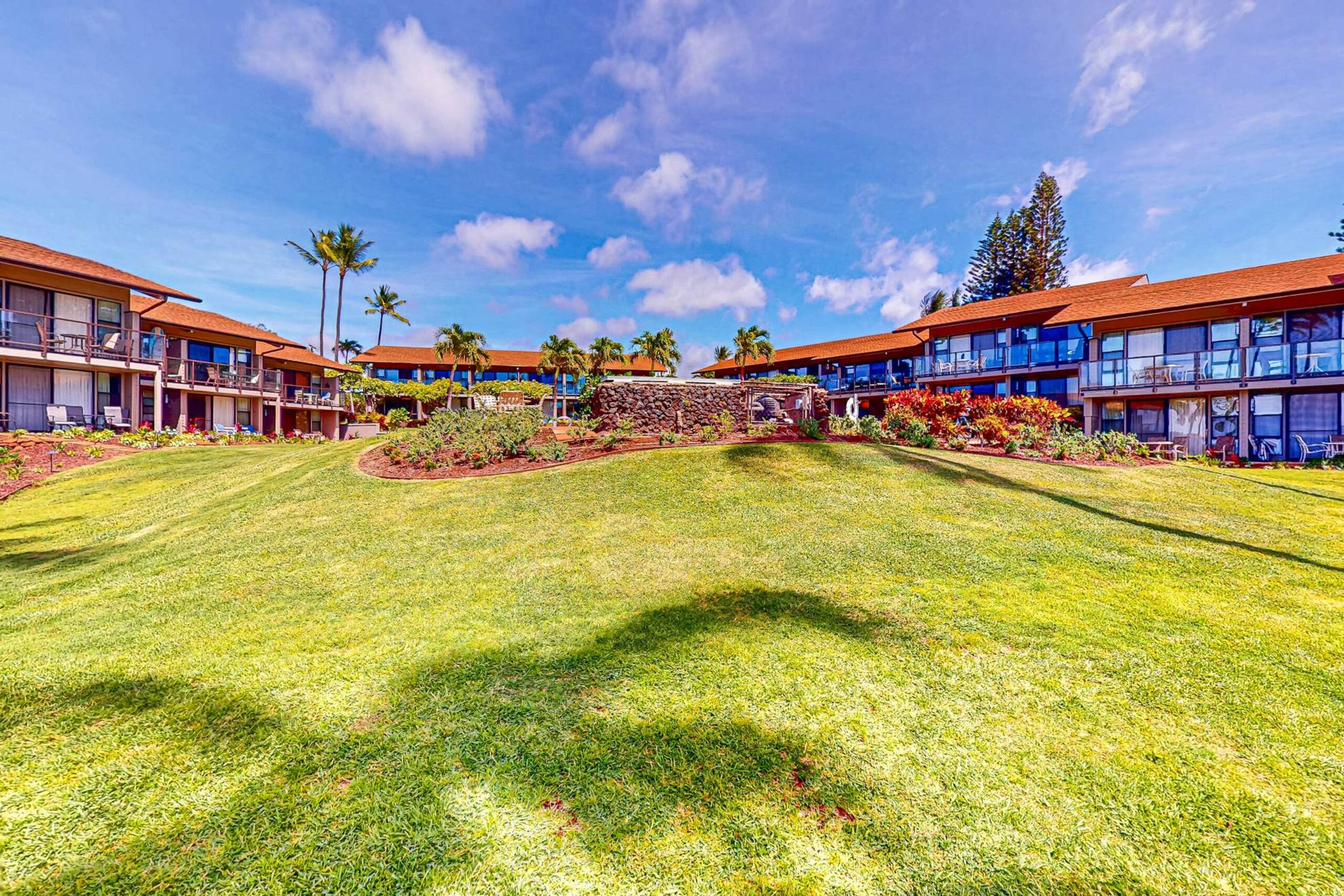 Condo in Lahaina · ★4.33 · 1 bedroom · 2 beds · 1 shared bath - Image 28