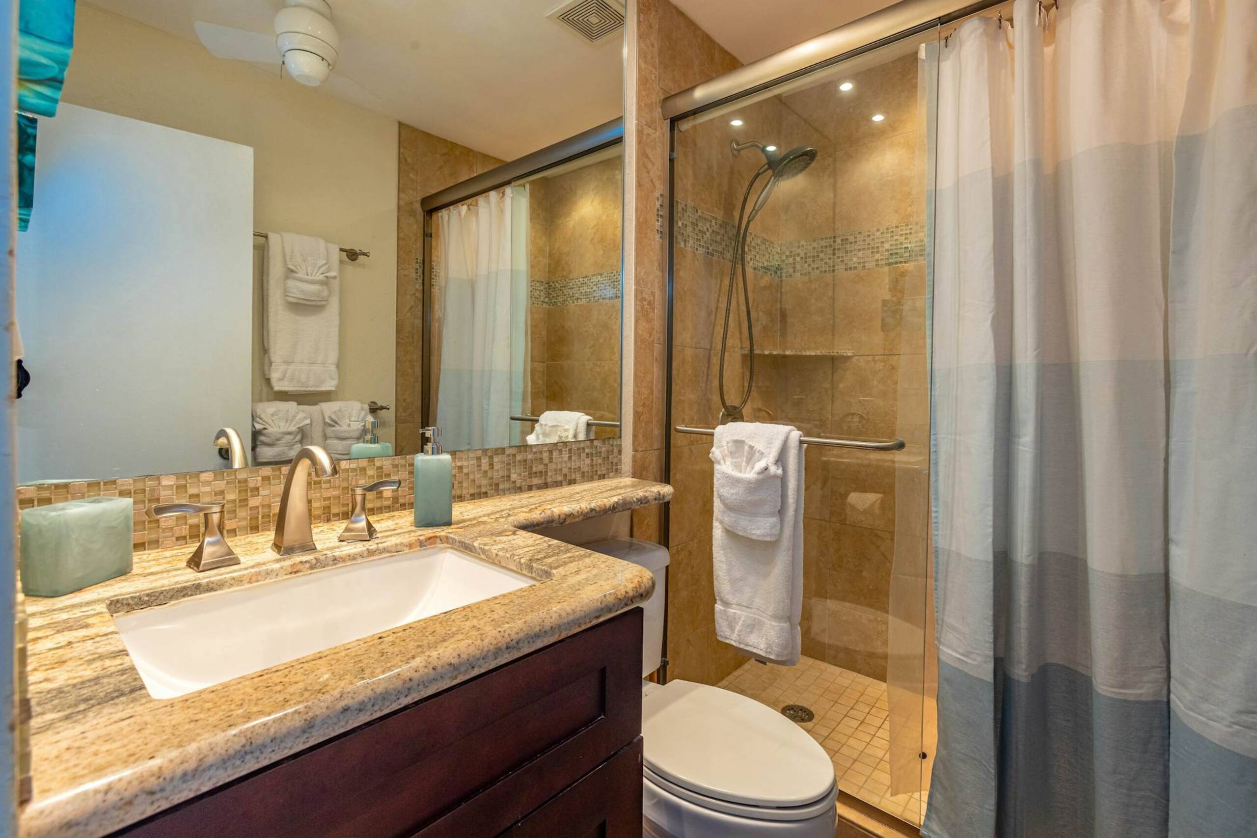 Condo in Lahaina · ★4.33 · 1 bedroom · 2 beds · 1 shared bath - Image 8