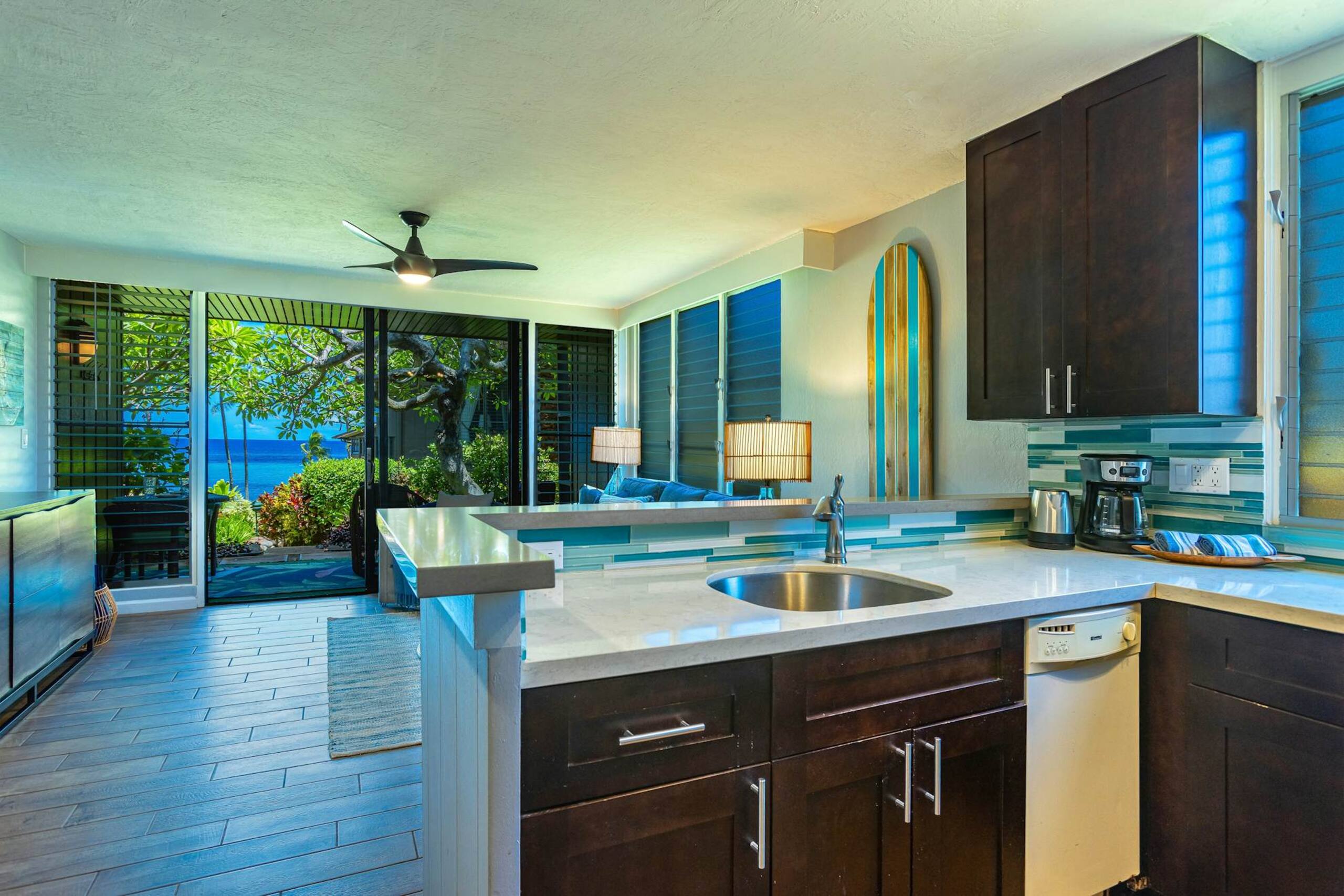 Condo in Lahaina · ★4.33 · 1 bedroom · 2 beds · 1 shared bath - Image 3