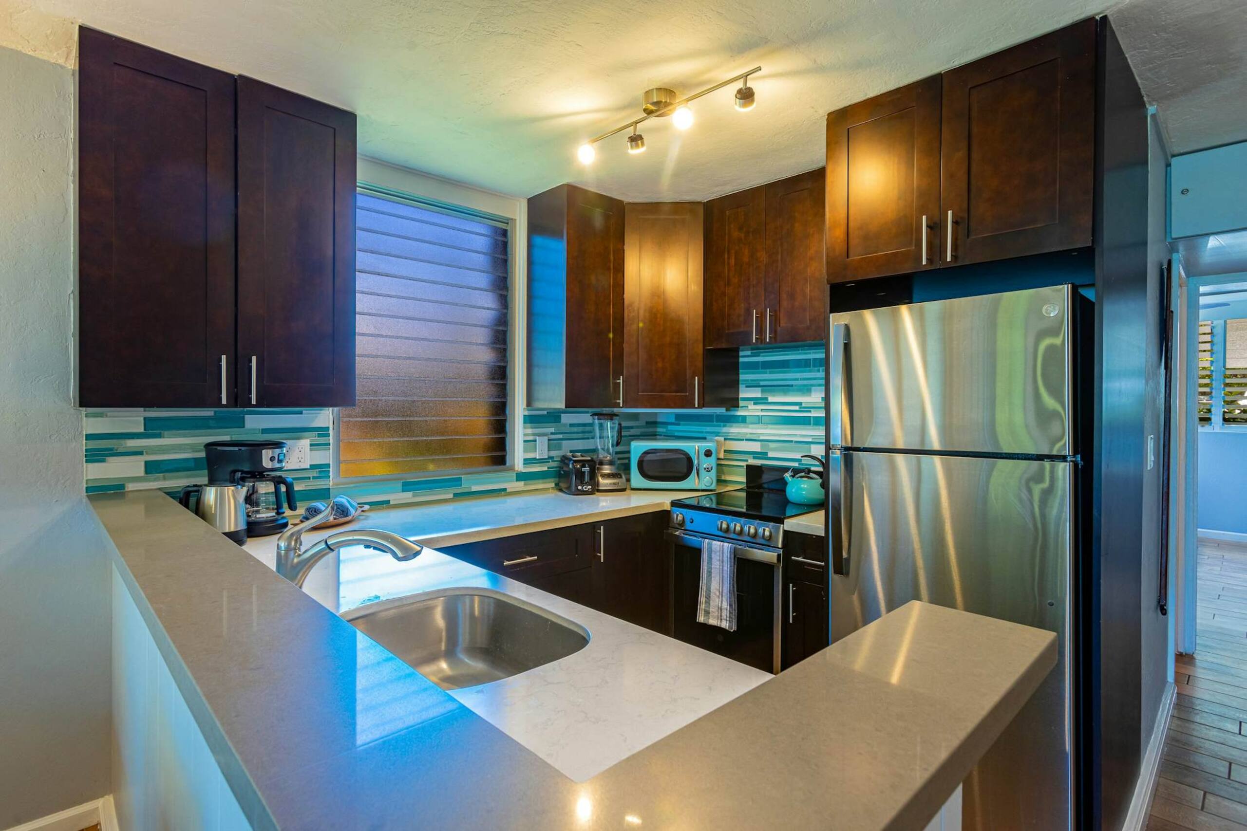 Condo in Lahaina · ★4.33 · 1 bedroom · 2 beds · 1 shared bath - Image 4