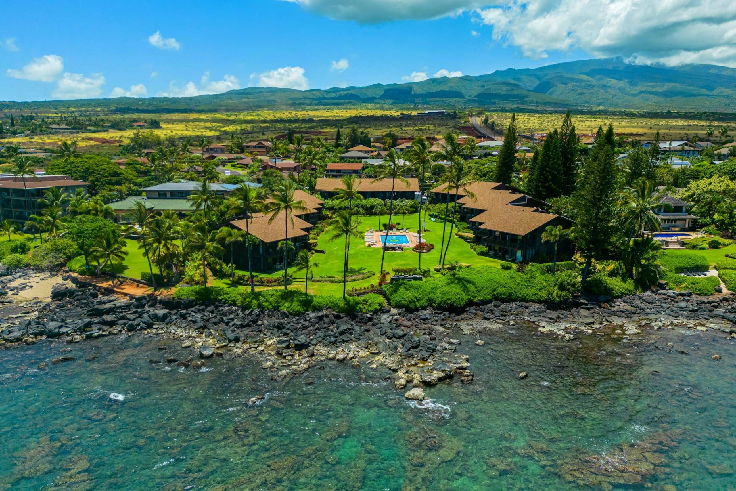 Condo in Lahaina · ★4.33 · 1 bedroom · 2 beds · 1 shared bath - Image 13