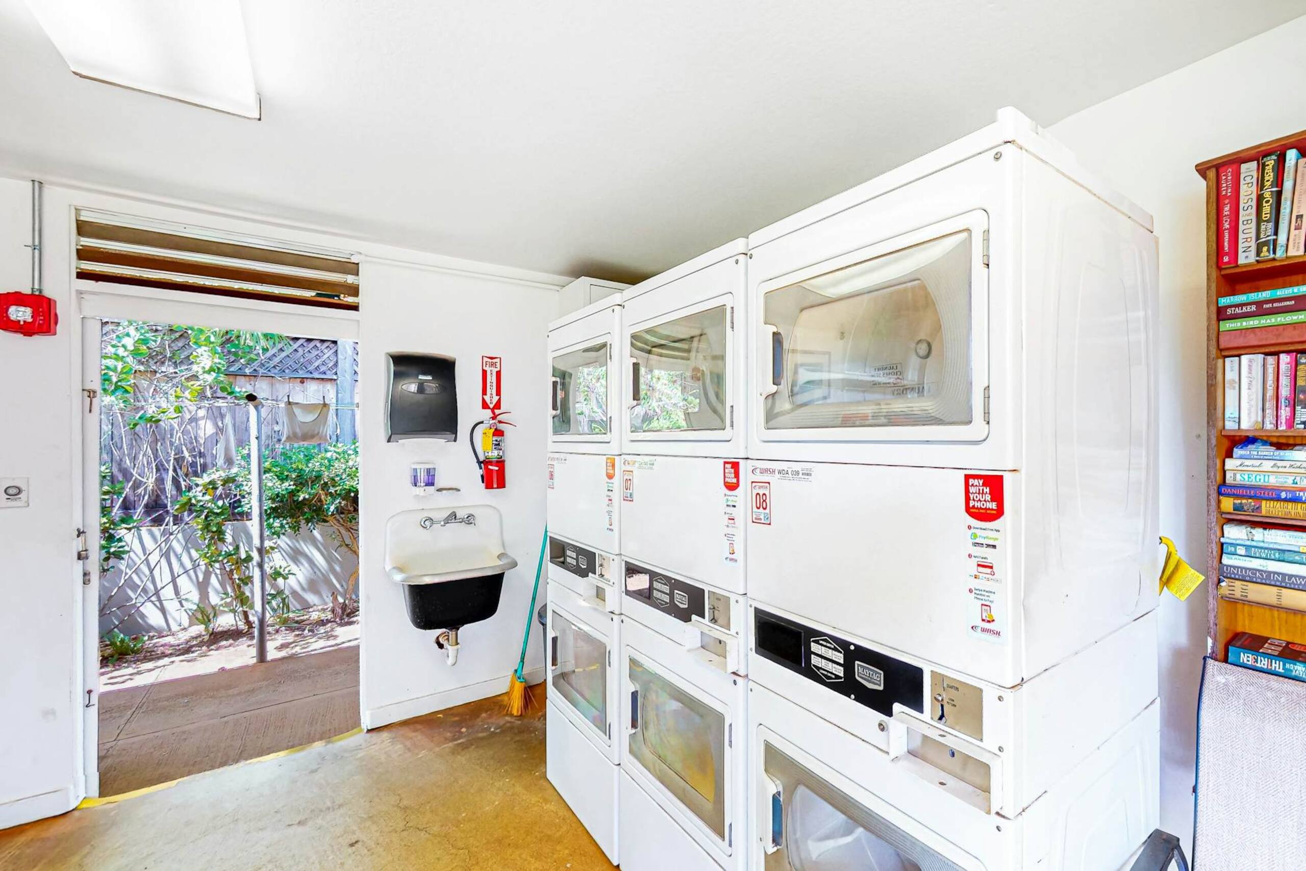 Condo in Lahaina · ★4.33 · 1 bedroom · 2 beds · 1 shared bath - Image 32