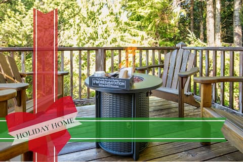 10 min Walk to Town, Hot Tub, Porch & Fire table