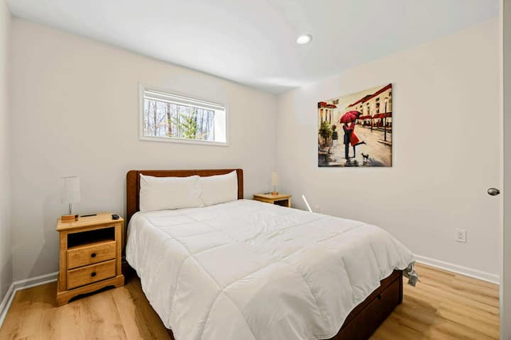 Confortable et élégant – Une chambre tranquille avec des draps moelleux et un éclairage chaleureux.