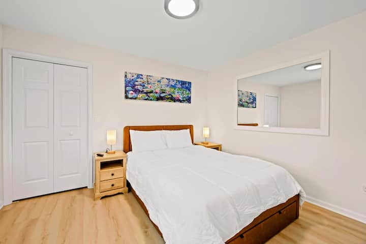 Confortable et élégant – Une chambre tranquille avec des draps moelleux et un éclairage chaleureux.