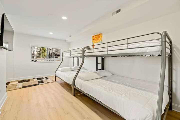 Bunk Bed Bliss : un espace de sommeil amusant et fonctionnel.