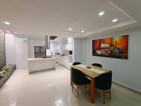 Townhome W/AC • Fast WiFi • Parking • Secure Stay