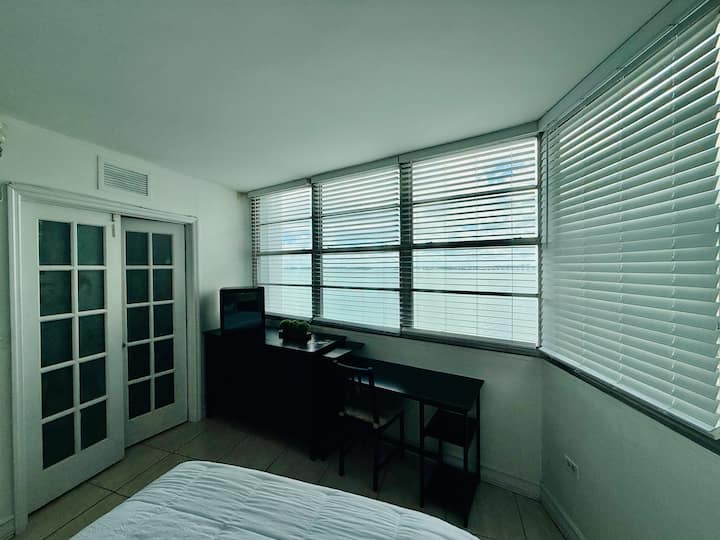 Bedroom With Stunning Bay Views In Brickell - Miami, FL