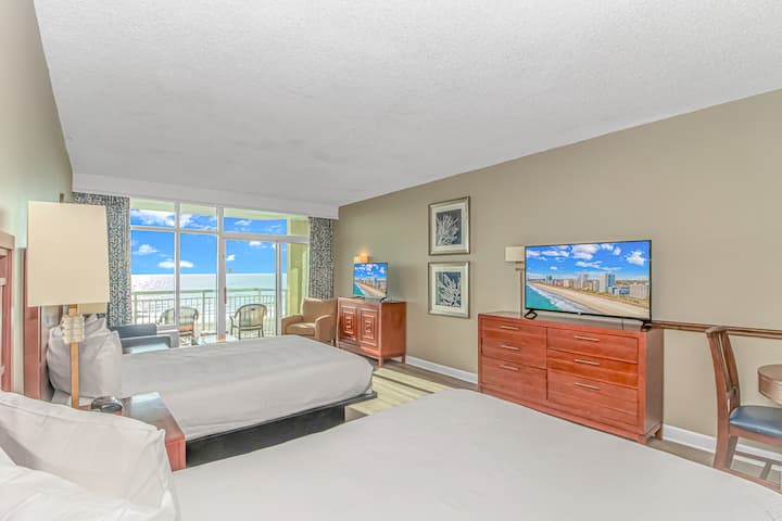 Dos camas tamaño queen con sábanas limpias garantizan un sueño reparador para un máximo de 4 huéspedes.