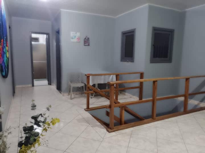 Puertas de las habitaciones 2, 3 y del baño entre las habitaciones. Los huéspedes de las habitaciones 2 y 3 pueden utilizar el baño entre las habitaciones. Sala en el piso superior.