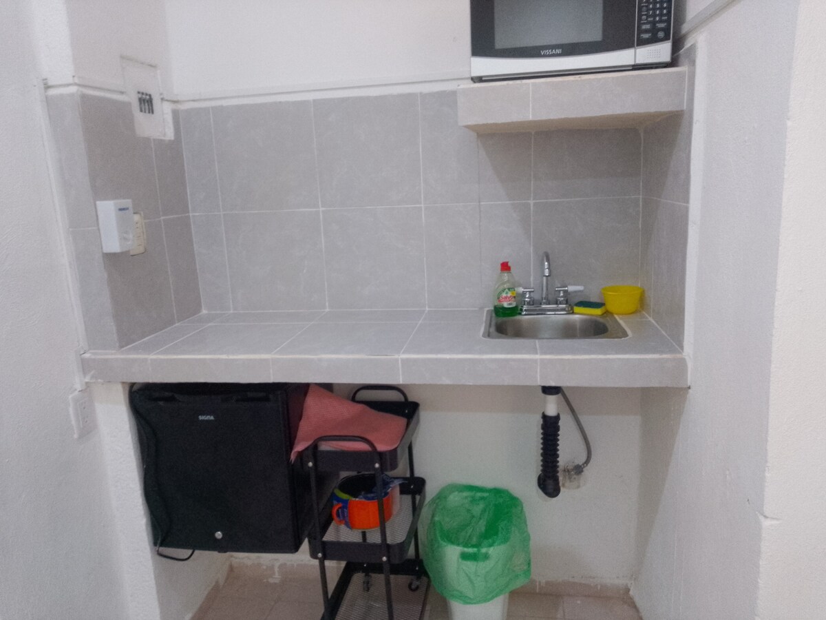 Anuncio de Airbnb popular: Studio # 2 florida with kitchenette and private bathroom. en Nuevo Yucatán