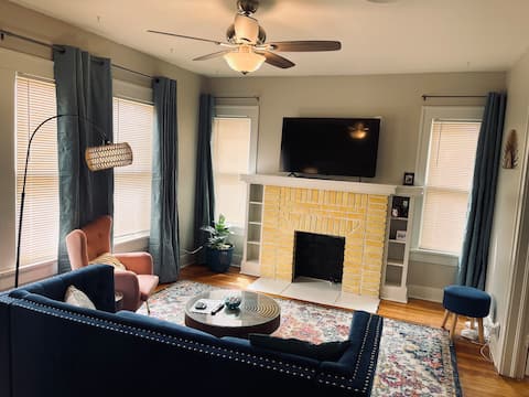Top Airbnb: BohoBungalow- TTU + King & Queen + 2 Bath + Lg Yard in Lubbock