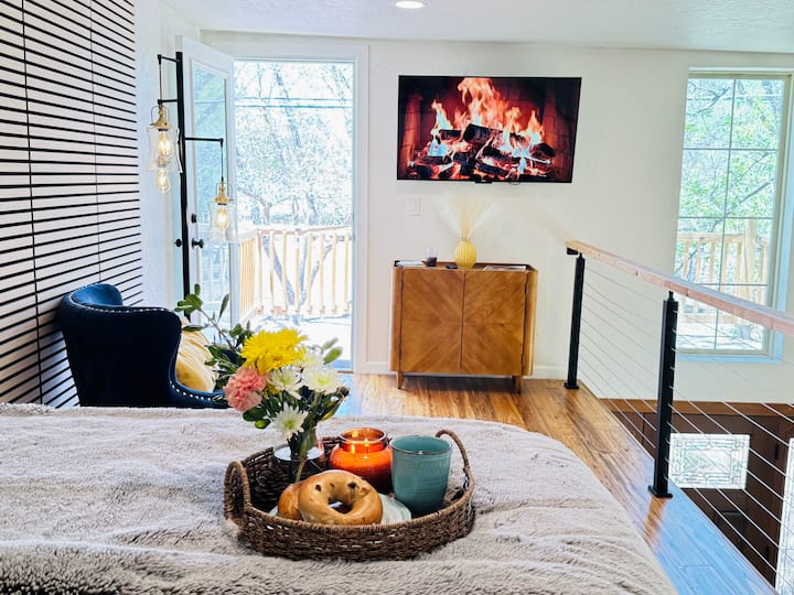 Boutique Orchard Loft | Romantic Balcony Retreat - エル・パソ, TX