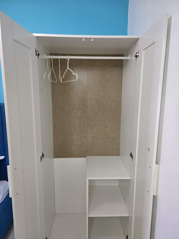 Gostima je na raspolaganju ormarić s vješalicama