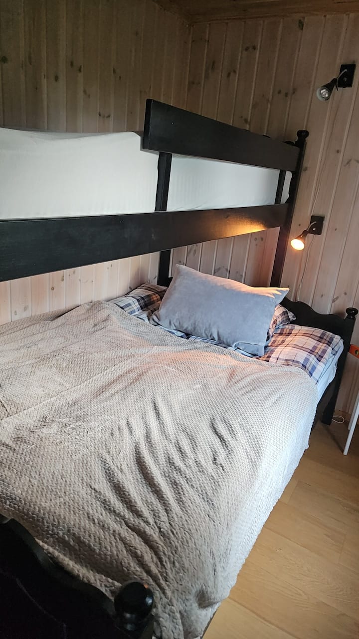 Kitanda cha ghorofa ya familia, kitanda cha chini sentimita 120 na kitanda cha juu sentimita 80. Kabati lenye hifadhi