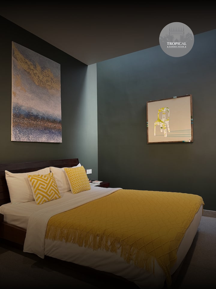 Un dormitorio cómodo con una colección de arte única, que ofrece a los huéspedes una estancia relajante rodeada de detalles creativos.