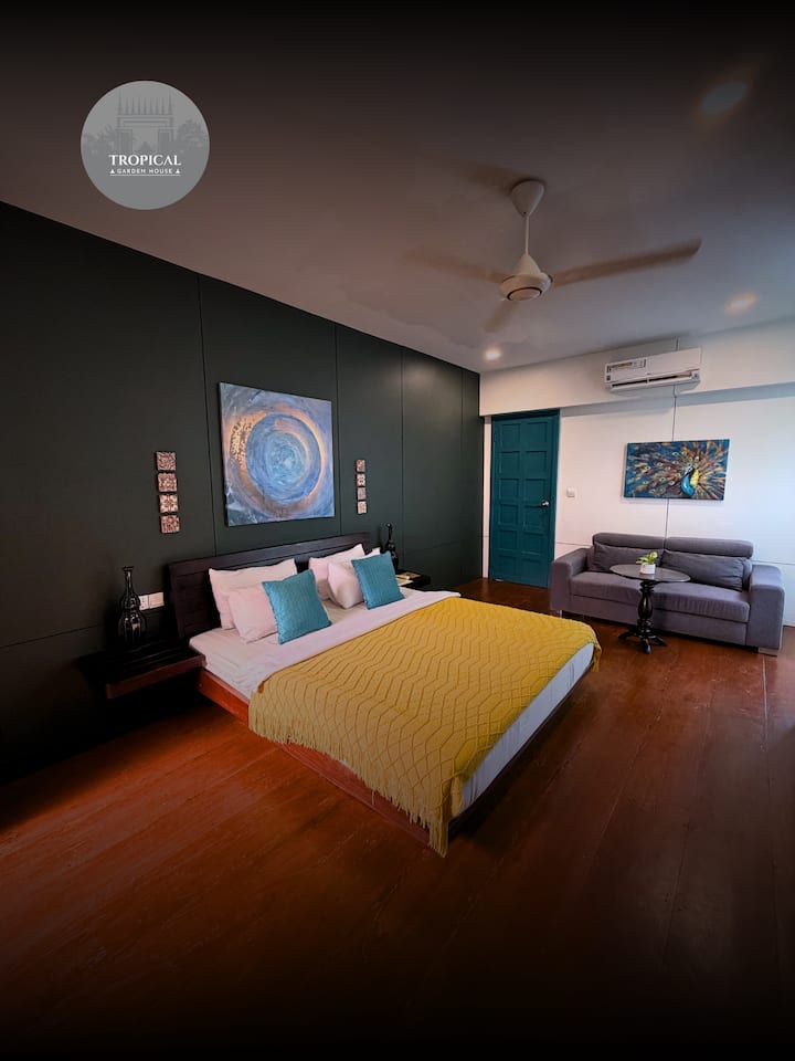 Una cómoda habitación con cama tamaño king, perfecta para una estadía relajante en nuestra villa privada en Siem Reap.