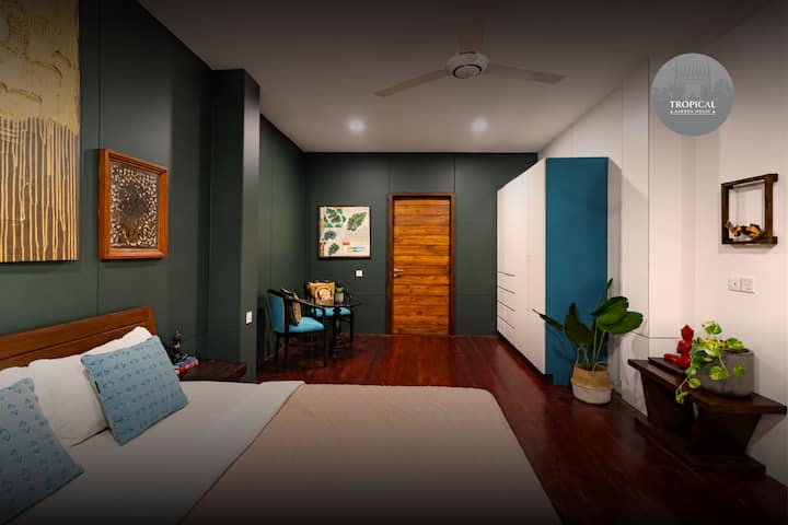 Un dormitorio cómodo con una práctica zona de vestidor, que ofrece a los huéspedes espacio para organizar sus pertenencias durante su estadía.