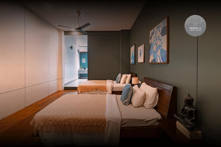 Una cómoda habitación con dos camas individuales, perfecta para amigos, familiares o niños que se hospeden juntos en nuestra villa privada en Siem Reap.