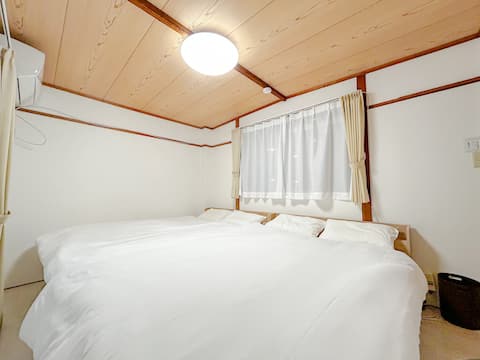 3-storyhouse for 6 people/close to station/A6401
