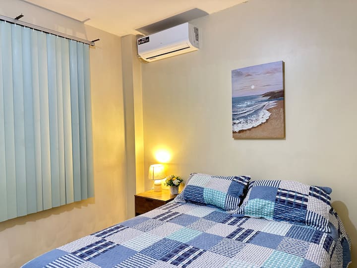 Cama de 2 plazas 
Aire acondicionado nuevo 
Closeth
Velador 
Lámpara 