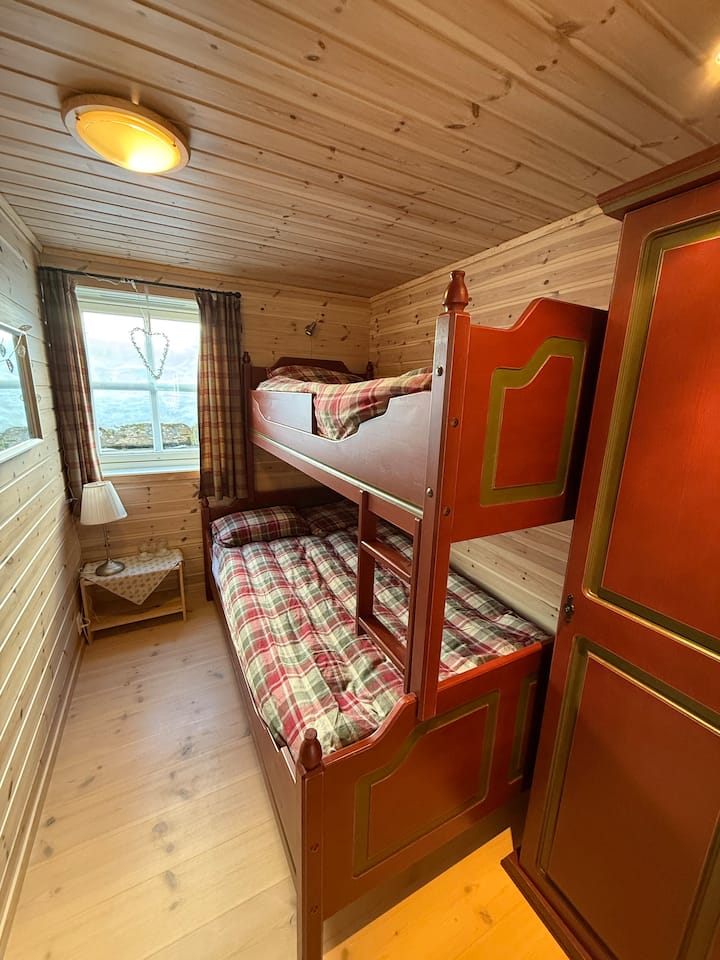 غرفة نوم بسرير بطابقين. تتسع لنوم شخصين في الطابق السفلي وواحد في الطابق العلوي